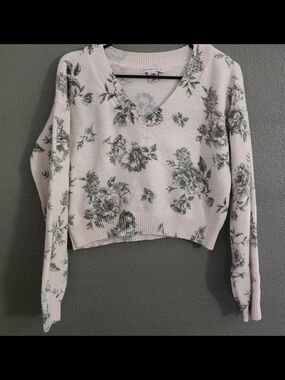 Sincerely Jules White V-Neck Cropped Sweater with Green Floral